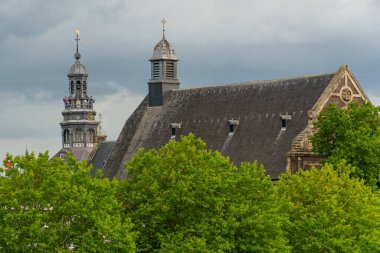 Maastricht şehri Hollanda 'daki Maas Nehri' nde.
