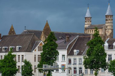 Maastricht şehri Hollanda 'daki Maas Nehri' nde.
