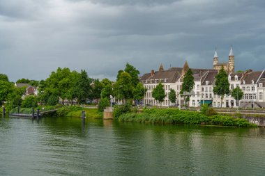 Maastricht şehri Hollanda 'daki Maas Nehri' nde.