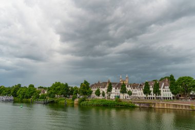 Maastricht şehri Hollanda 'daki Maas Nehri' nde.