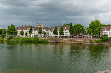 Maastricht şehri Hollanda 'daki Maas Nehri' nde.