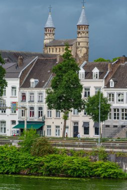 Maastricht şehri Hollanda 'daki Maas Nehri' nde.
