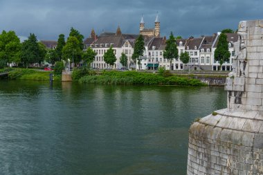 Maastricht şehri Hollanda 'daki Maas Nehri' nde.