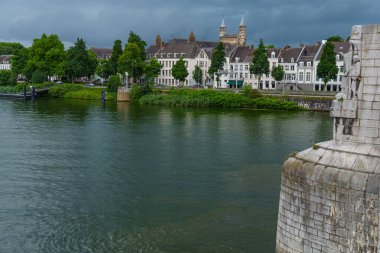 Maastricht şehri Hollanda 'daki Maas Nehri' nde.