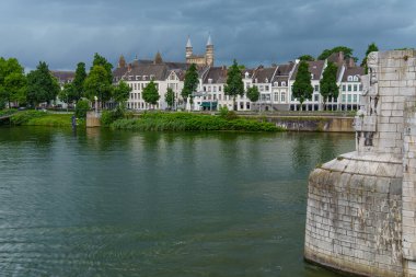 Maastricht şehri Hollanda 'daki Maas Nehri' nde.