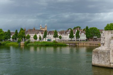 Maastricht şehri Hollanda 'daki Maas Nehri' nde.