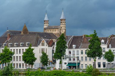 Maastricht şehri Hollanda 'daki Maas Nehri' nde.