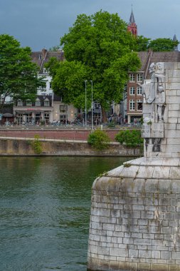 Maastricht şehri Hollanda 'daki Maas Nehri' nde.