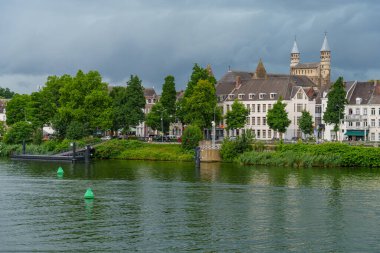 Maastricht şehri Hollanda 'daki Maas Nehri' nde.