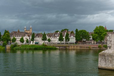 Maastricht şehri Hollanda 'daki Maas Nehri' nde.