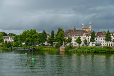 Maastricht şehri Hollanda 'daki Maas Nehri' nde.