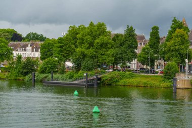 Maastricht şehri Hollanda 'daki Maas Nehri' nde.