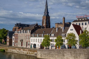 Maastricht şehri Hollanda 'daki Maas Nehri' nde.
