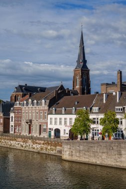 Maastricht şehri Hollanda 'daki Maas Nehri' nde.