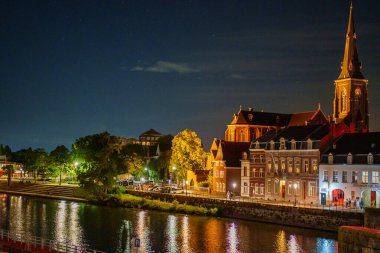 Maastricht şehri Hollanda 'daki Maas Nehri' nde.