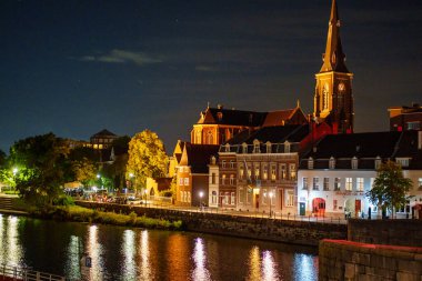 Maastricht şehri Hollanda 'daki Maas Nehri' nde.