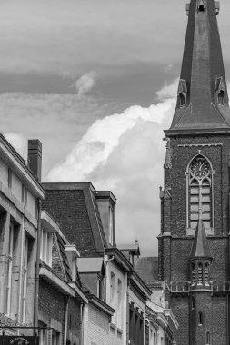 Maastricht şehri Hollanda 'daki Maas Nehri' nde.