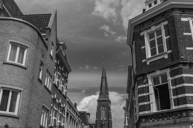 Maastricht şehri Hollanda 'daki Maas Nehri' nde.