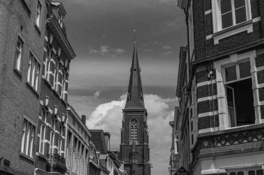 Maastricht şehri Hollanda 'daki Maas Nehri' nde.