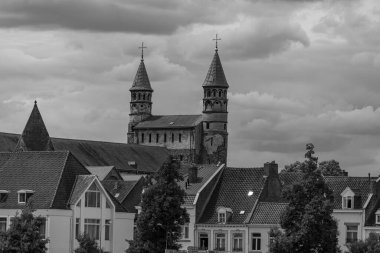 Maastricht şehri Hollanda 'daki Maas Nehri' nde.