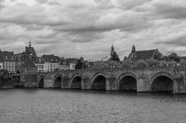 Maastricht şehri Hollanda 'daki Maas Nehri' nde.