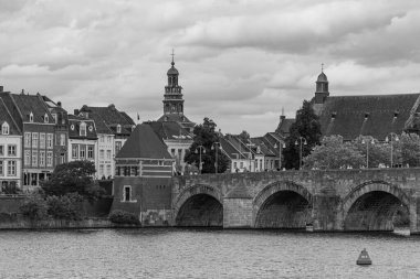 Maastricht şehri Hollanda 'daki Maas Nehri' nde.