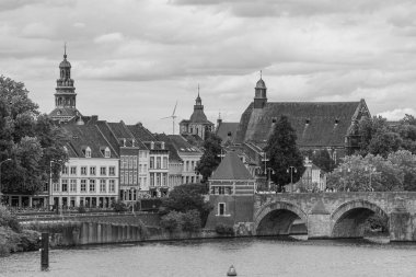 Maastricht şehri Hollanda 'daki Maas Nehri' nde.