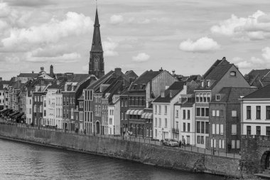 Maastricht şehri Hollanda 'daki Maas Nehri' nde.