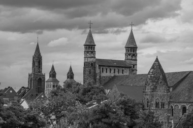 Maastricht şehri Hollanda 'daki Maas Nehri' nde.