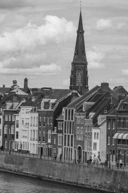 Maastricht şehri Hollanda 'daki Maas Nehri' nde.