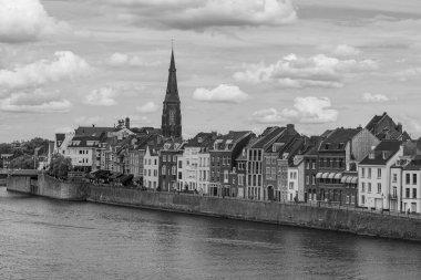 Maastricht şehri Hollanda 'daki Maas Nehri' nde.