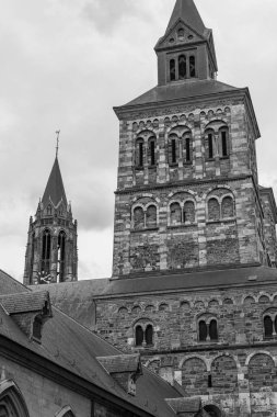 Maastricht şehri Hollanda 'daki Maas Nehri' nde.