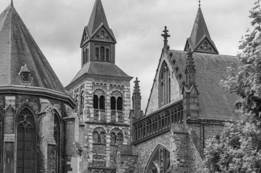 Maastricht şehri Hollanda 'daki Maas Nehri' nde.