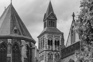 Maastricht şehri Hollanda 'daki Maas Nehri' nde.