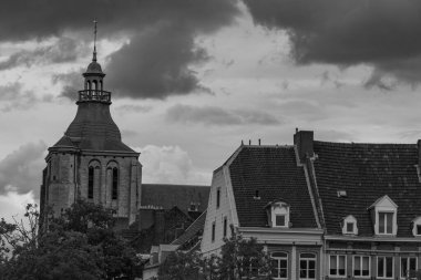 Maastricht şehri Hollanda 'daki Maas Nehri' nde.