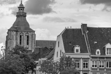 Maastricht şehri Hollanda 'daki Maas Nehri' nde.