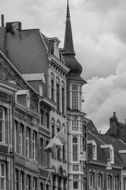 Maastricht şehri Hollanda 'daki Maas Nehri' nde.