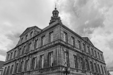 Maastricht şehri Hollanda 'daki Maas Nehri' nde.