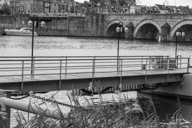 Maastricht şehri Hollanda 'daki Maas Nehri' nde.