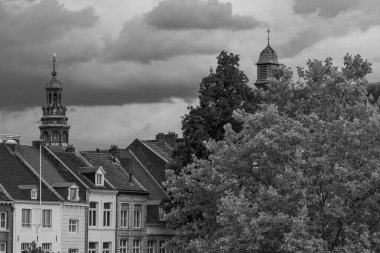 Maastricht şehri Hollanda 'daki Maas Nehri' nde.