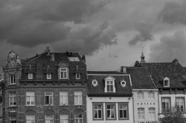 Maastricht şehri Hollanda 'daki Maas Nehri' nde.