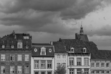 Maastricht şehri Hollanda 'daki Maas Nehri' nde.