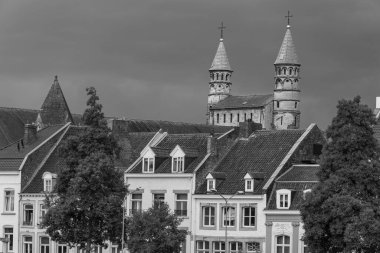Maastricht şehri Hollanda 'daki Maas Nehri' nde.
