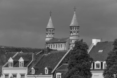 Maastricht şehri Hollanda 'daki Maas Nehri' nde.