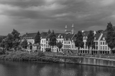 Maastricht şehri Hollanda 'daki Maas Nehri' nde.