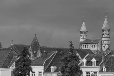 Maastricht şehri Hollanda 'daki Maas Nehri' nde.