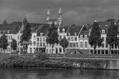 Maastricht şehri Hollanda 'daki Maas Nehri' nde.