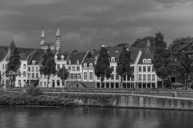 Maastricht şehri Hollanda 'daki Maas Nehri' nde.