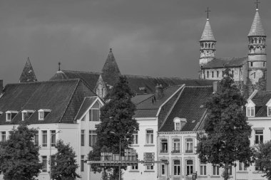 Maastricht şehri Hollanda 'daki Maas Nehri' nde.