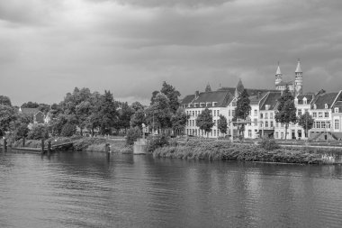 Maastricht şehri Hollanda 'daki Maas Nehri' nde.